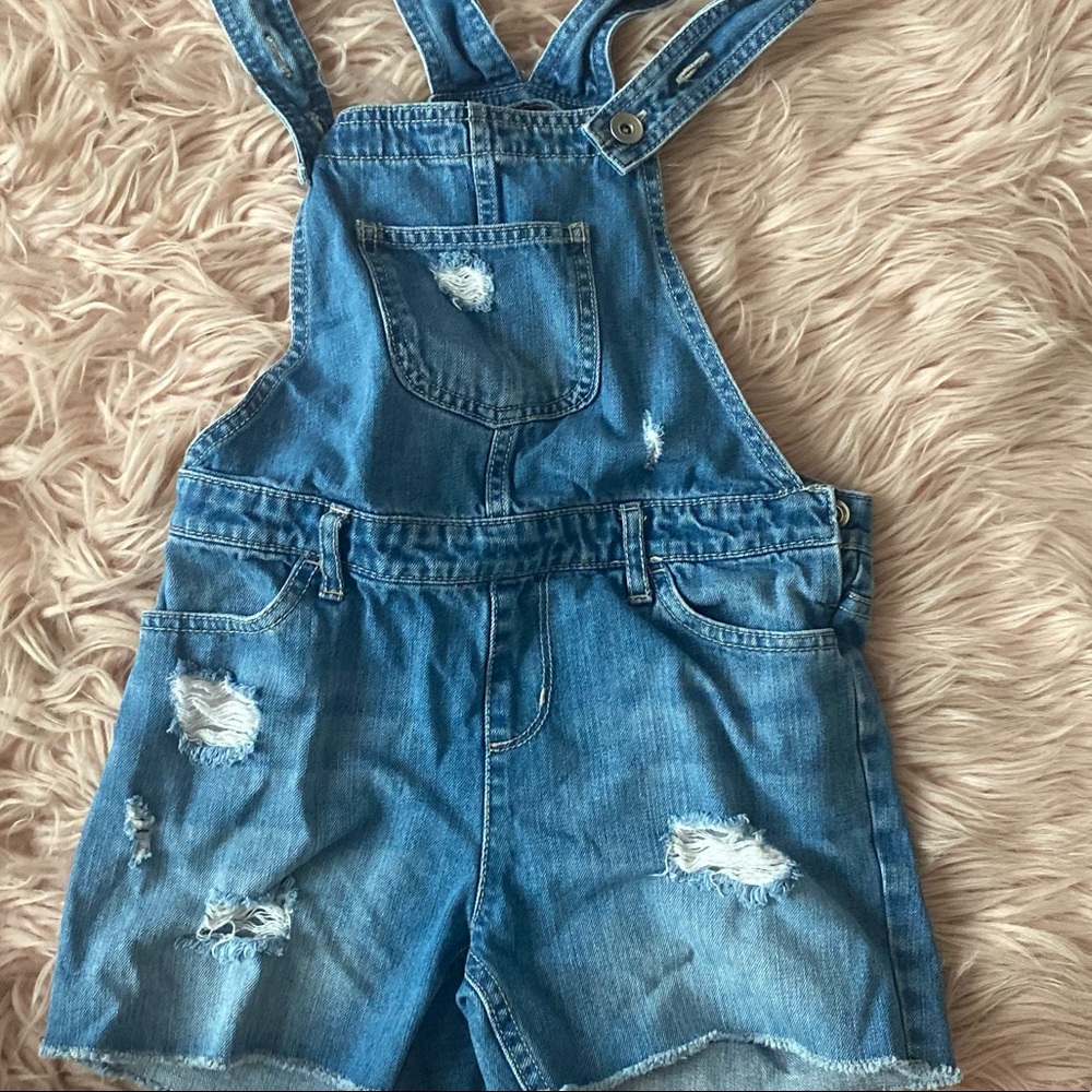 I’m selling a Girls Overalls Size 7-8! Color:Blue!